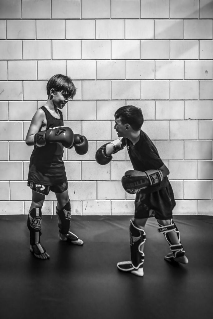 Zwart-wit foto van twee kickboksende kinderen